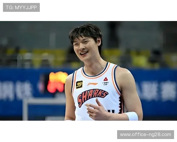 王哲林内线策应能力提升 上海攻防转换更显流畅 王哲林内线策应能力提升 上海攻防转换更显流畅